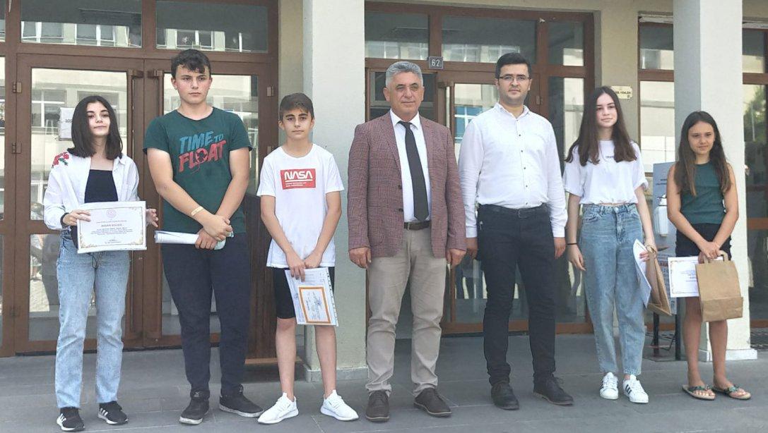 2020-2021 Eğitim Öğretim Yıl Sonu Dereceye Giren Öğrencilere Hediyelerini Sayın Belediye Başkanımız Ahmet DEMİR takdim etti.