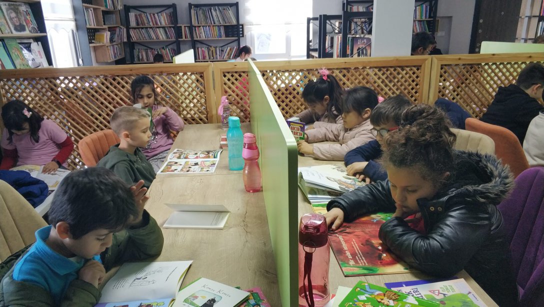 Kütüphane Haftası münasebetiyle İlçe Halk Kütüphanesinde okullarımızdan birer sınıf katılım sağlayarak kitap okuma etkinliği gerçekleştirildi.