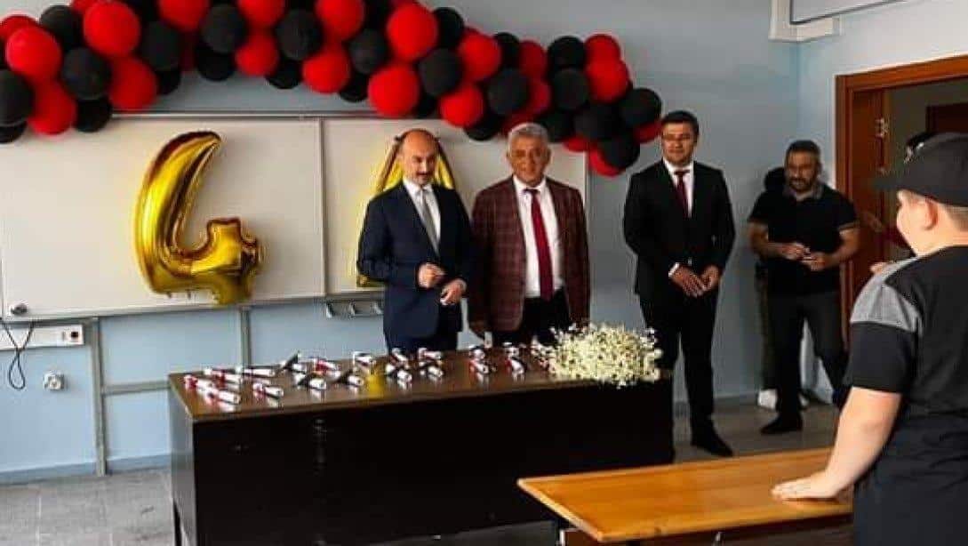 Kaymakamımız Sayın Enis AKDAĞOĞLU ve Belediye Başkanımız Sayın Ahmet Demir Karneleri Dağıttı.