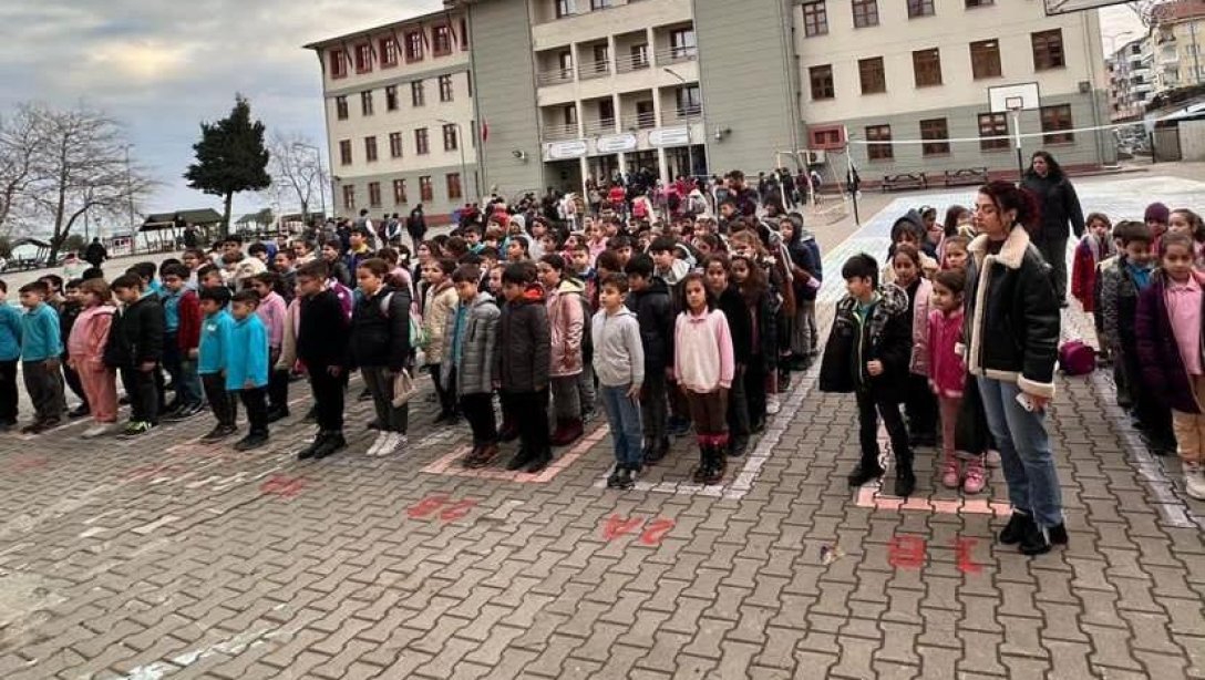 Okullarımızda 6 Şubat Deprem Şehitlerimiz İçin Saygı Duruşu.