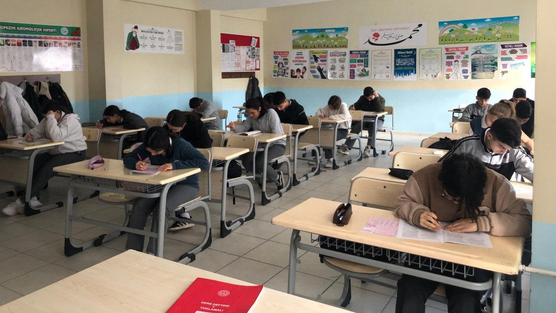 İlçe Milli Eğitim Müdürlüğümüz Koordinesinde İlçemiz Geneli 8. Sınıf Öğrencilerimize Yönelik Kazanım İzleme ve Değerlendirme Sınavı Yapıldı.