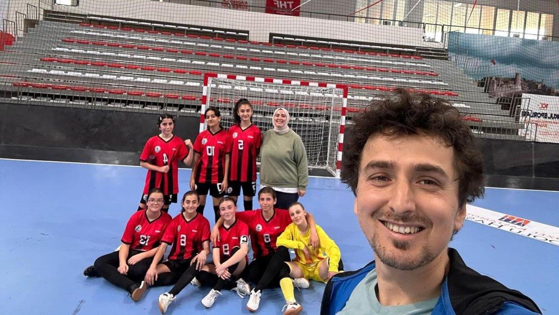 Yunus Emre Ortaokulu Kız Futsal Takımı 29.03.2024 Cuma Günü Yapılacak Final Yarışına Katılmaya Hak Kazandı.